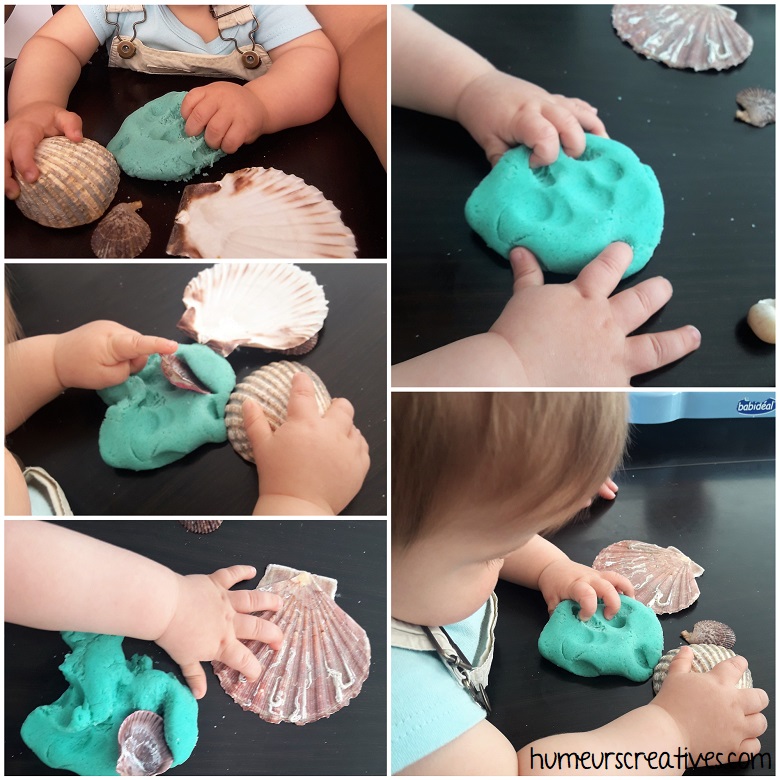 bébé participe à l'activité pâte à modeler; : il triture, et touche avec ces doigts