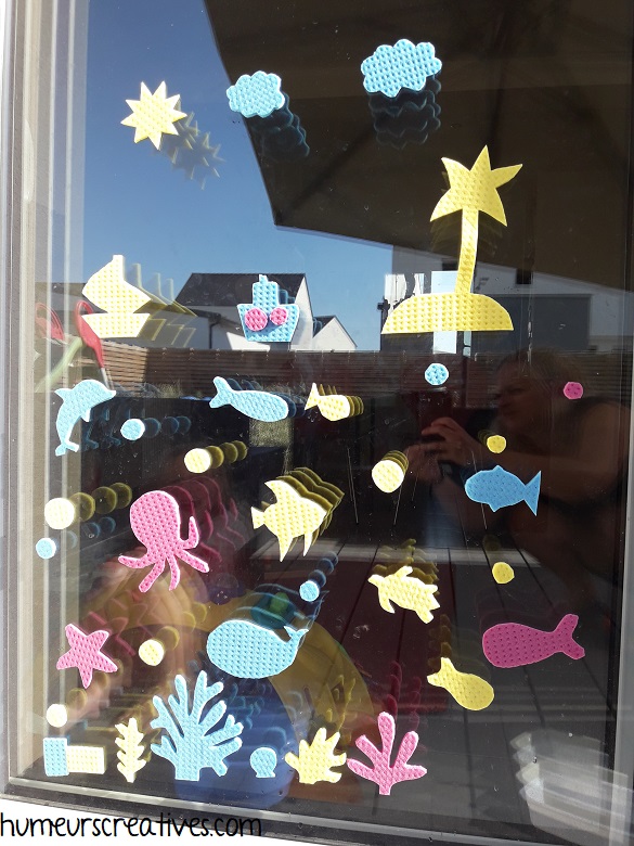 collage d'éponges sur les fenêtres, activité enfant