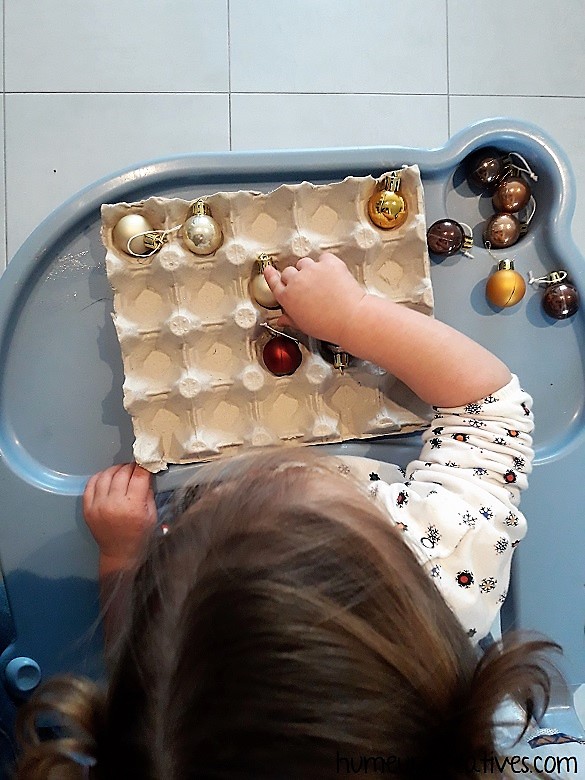 jeu de noel pour enfants : trier des boules dans une boite d'oeufs