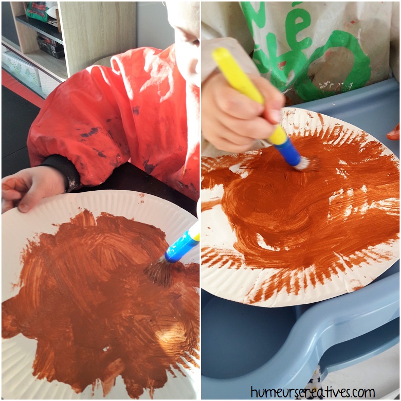 les enfants peignent l'assiette en marron
