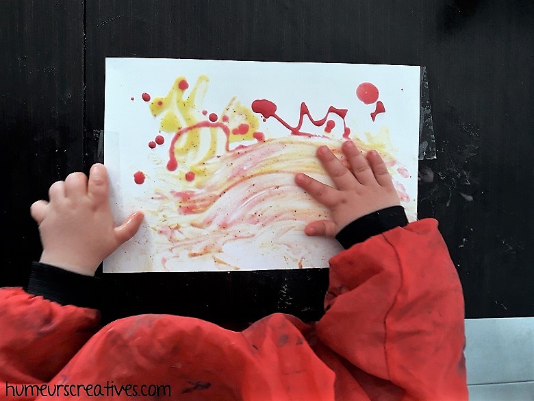 peinture aux épices avec les mains