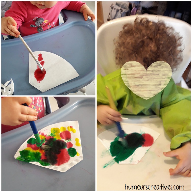 les enfants décorent les coeurs avec des tampons à encre