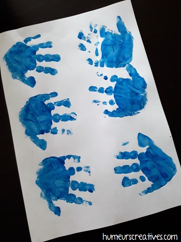 empreintes de mains en bleu
