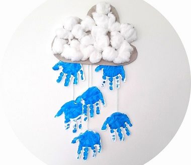 Mobile nuage et empreintes de mains des enfants