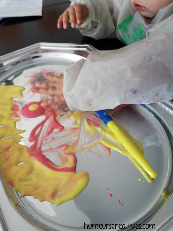 découverte sensorielle avec la peinture au yaourt pour bébé