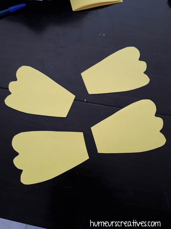 Dessiner et découper les ailes du poussin dans du papier jaune