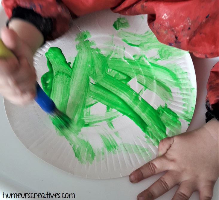 peindre une assiette en carton avec de la peinture verte fluo