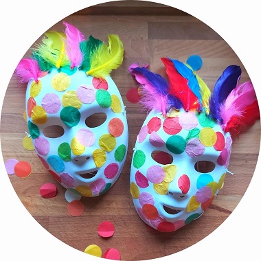 Masque de carnaval confettis et plumes 