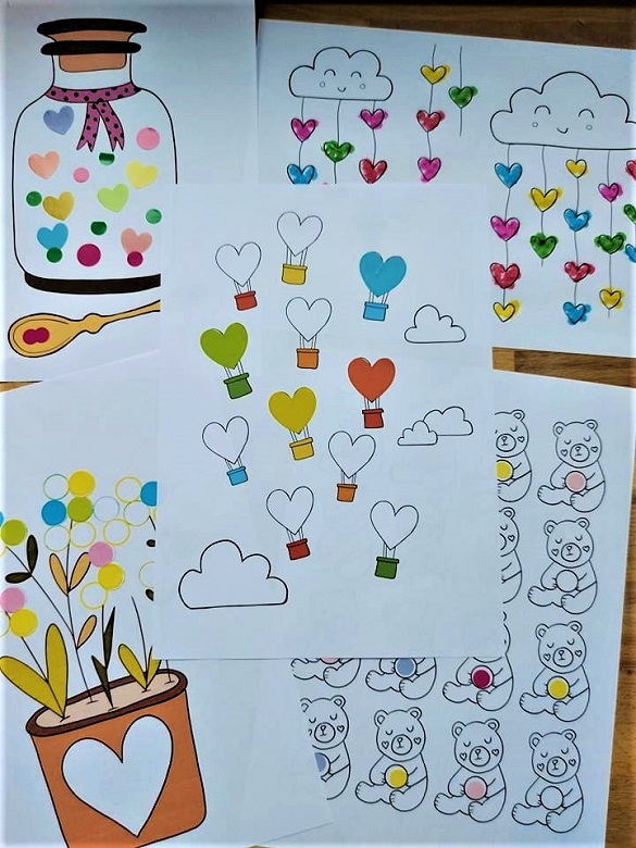 bricolage facile pour enfant : décorer des coeurs en coton pour la saint valentin