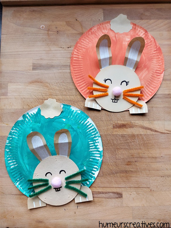 Assiettes en papier lapin de Pâques pastel avec oreilles