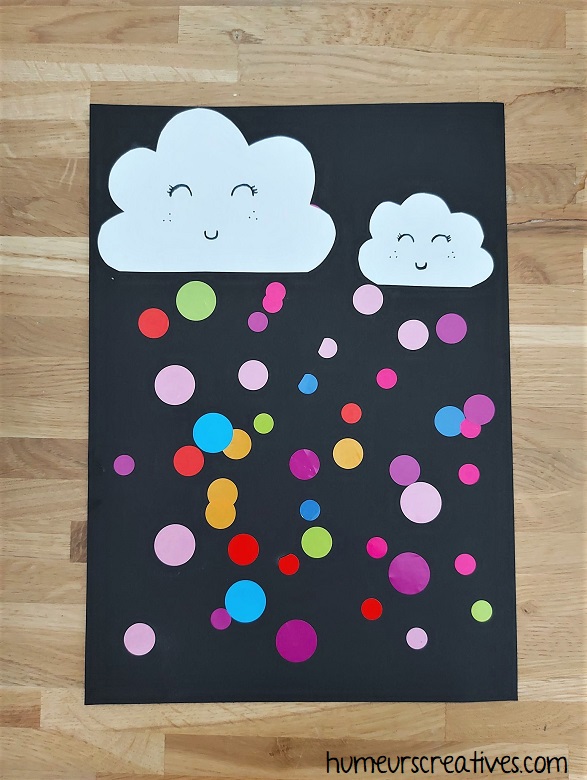 Nuages blancs et pluie colorée réalisés par les enfants