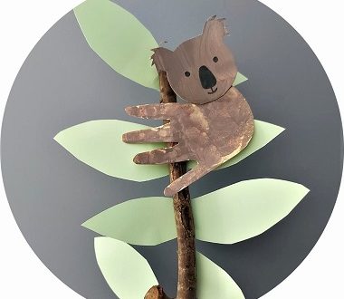 Activité manuelle : koala en empreinte de main sur sa branche
