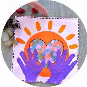 Activité manuelle pour enfants : une carte soleil et coeur avec empreintes de main
