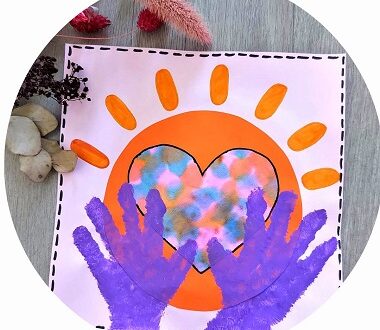 Activité manuelle pour enfants : une carte soleil et coeur avec empreintes de main